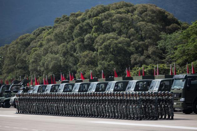Les soldats de l'Armée de Libération du Peuple attendent de défiler pour le président chinois Xi Jinping, le 30 juin 2017 à Hong Kong [DALE DE LA REY / AFP]