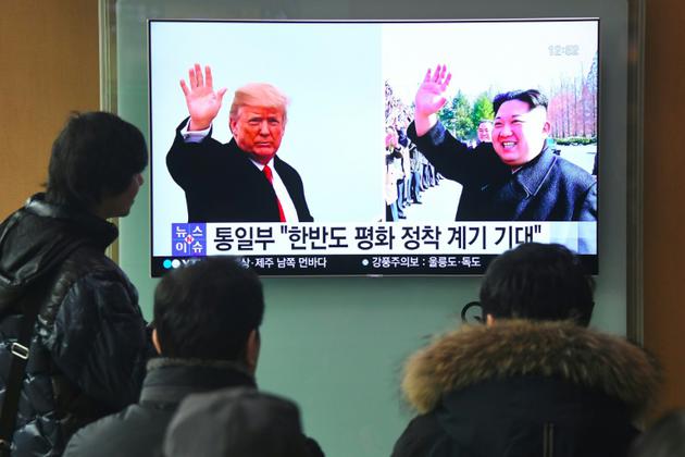 Une chaîne de télévision sud-coréenne rapporte l'annonce historique d'un sommet entre Donald Trump et Kim Jong Un, le 9 mars 2018 à Séoul, en Corée du Sud [Jung Yeon-je / AFP]