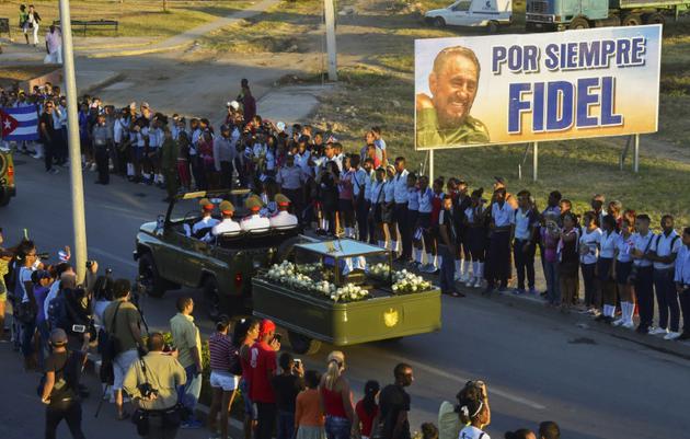 Des Cubains assistent au passage de l'urne funéraire contenant les cendres de Fidel Castro, le 4 décembre 2016 à Santiago de Cuba [RODRIGO ARANGUA / AFP/Archives]