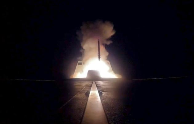 Photo fournie par le service de presse des armées françaises, le 14 avril 2018 du lancement d'un missile à partir d'un navire en Méditerranée pour cibler des sites militaires en Syrie [Handout / ECPAD/AFP]