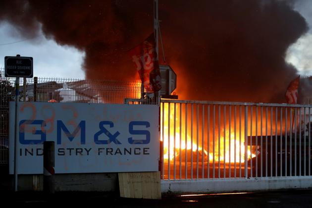 Des salariés de l'équipementier automobile GM&S, menacé de liquidation ont allumé des feux devant leur usine à La Souterraine (France) le 28 juin 2017 [PASCAL LACHENAUD / AFP]