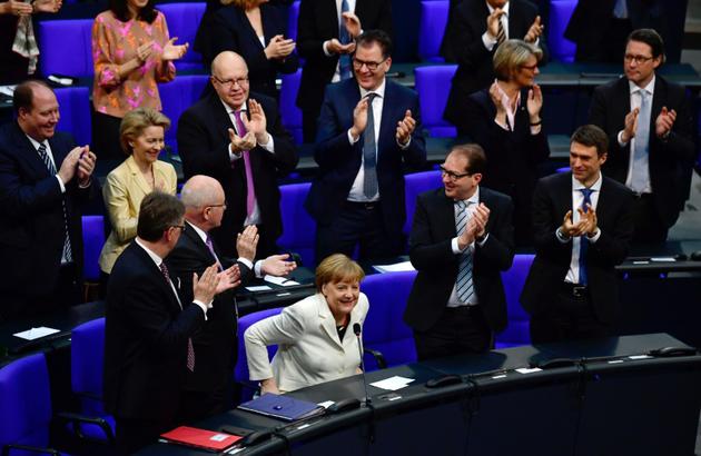 La chancelière allemande Angela Merkel est applaudie après sa réélection par le Bundestag, le 14 mars 2018 à Berlin [John MACDOUGALL / AFP]