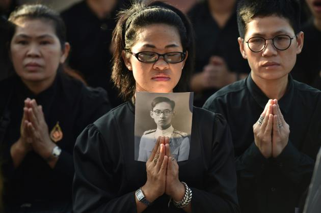 Une femme tient un photo du roi de Thaïlande, le jour de ses funérailles le 26 octobre 2017 [Ye Aung Thu                    / AFP]
