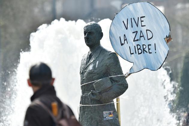 Une statue du général de Gaulle avec une pancarte, le 19 mars 2018 à Nantes lors d'un rassemblement d'opposants à l'ex-projet d'aéroport de notre-Dame-des-Landes [LOIC VENANCE / AFP]