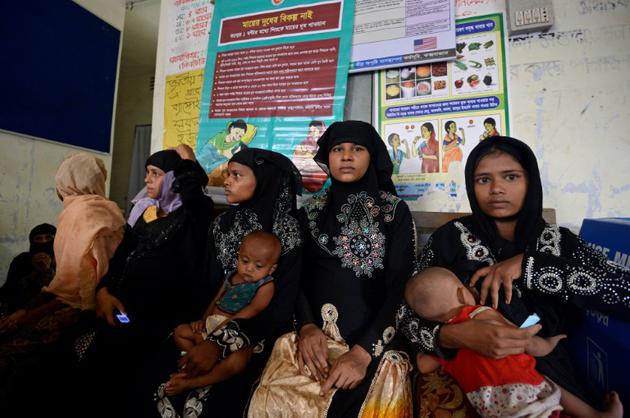 Des réfugiées rohingyas et leurs enfants, au planning familial bangladais à Palongkhali, au Bangladesh, le 24 octobre 2017 [TAUSEEF MUSTAFA / AFP]
