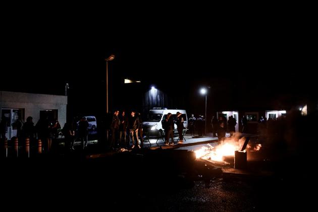 Des gardiens bloquent l'accès à la prison de Nanterre, près de Paris, le 18 janvier 2018  [Philippe LOPEZ / AFP]