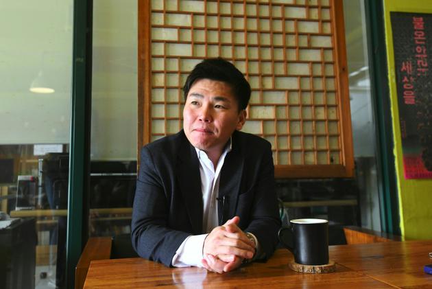 Joo Seung-hyeon, ancien soldat d'élite de l'armée nord-coréenne qui a fait défection, lors d'une interview avec l'AFP, le 26 mars 2018 dans un café à Séoul  [Jung Yeon-je / AFP]