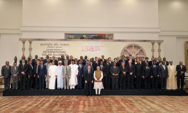 Le Premier ministre indien Narendra Modi (centre D) et le président français Emmanuel Macron (centre G) entourés d'autres dirigeants venus d'Asie, d'Afrique ou d'Océanie pour lancer l'Alliance solaire internationale, à New Delhi le 11 mars 2018  [LUDOVIC MARIN / AFP]
