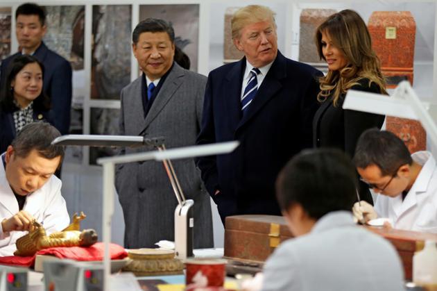 Le président américain Donald Trump et son épouse Melania avec le président chinois Xi Jinping à Pékin le 8 novembre 2017 [Andy Wong / POOL/AFP]