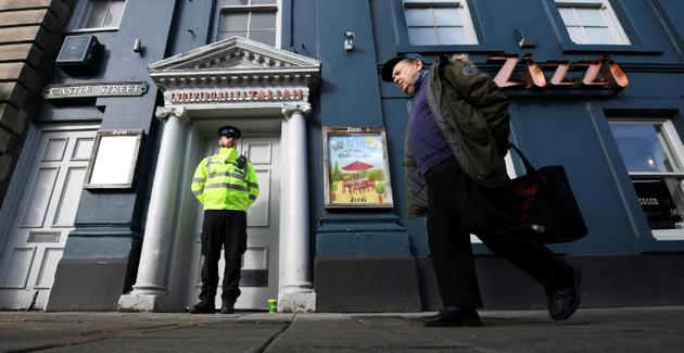 Un policier devant un restaurant italien à Salisbury, au Royaume-Uni, le 6 mars 2018 [Chris J Ratcliffe / AFP]
