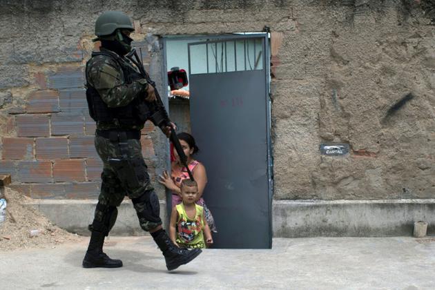 Un soldat brésilien marche dans une favela de Rio, le 30 novembre 2017 [LEO CORREA / AFP/Archives]