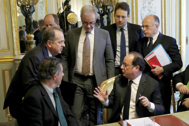 Le président Francois Hollande, son secrétaire général Jean-Pierre Jouyet et le Premier ministre Bernard Cazeneuve lors de la réunion du Conseil de défense le 21 avril 2017 à l'Elysée [PHILIPPE WOJAZER / POOL/AFP]