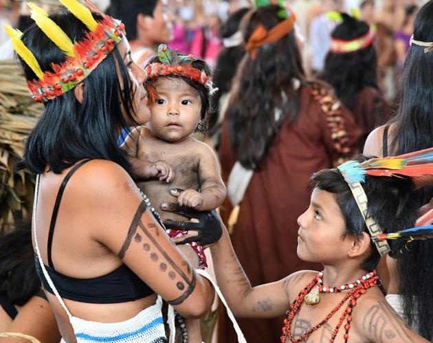 Des autochtones amazoniens attendent l'arrivée du pape à Puerto Maldonado au Pérou, le 19 janvier 2018 [Vincenzo PINTO / AFP]