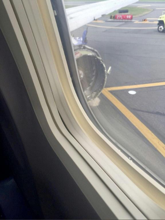 Cette photo prise par le passager Kristopher Johnson le 17 avril 2018 montre le moteur endommagé du vol Southwest 1380 [Handout / Kristopher Johnson/AFP]