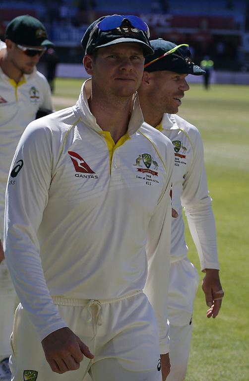 Le capitaine Steve Smith (g) et le vice capitaine David Warner, de l'équipe australienne de cricket à la fin du second test match face à l'Afrique du Sud, le 12 mars 2018 à Port Elizabeth [MARCO LONGARI / AFP/Archives]